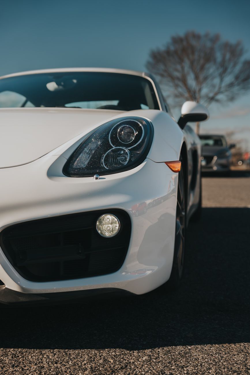 Crni Porsche 911 s refleksijom nakon keramicke zaštite
