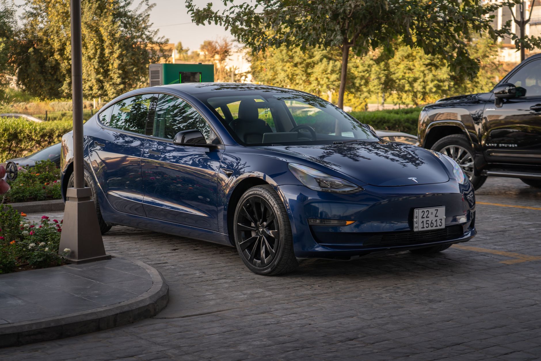 Plava Tesla Model 3 parkirana nakon keramicke zaštite