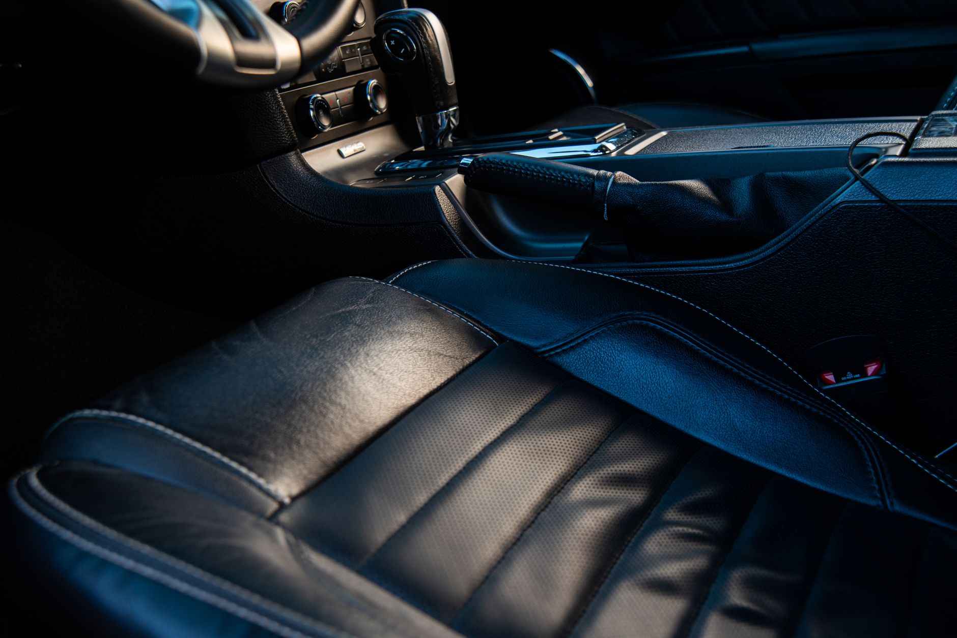 Detalj kožnih sjedala BMW X5 nakon njege kože