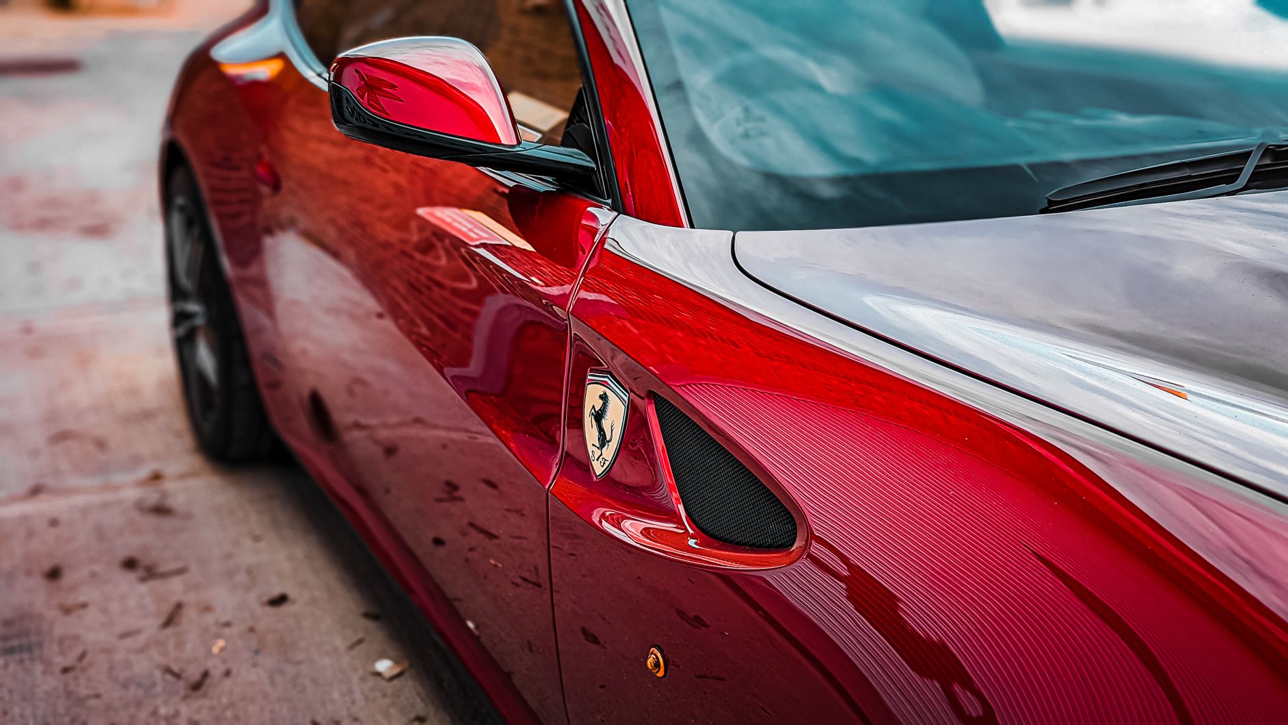 Lak automobila poslije korekcije i keramicke zaštite, dubok sjaj